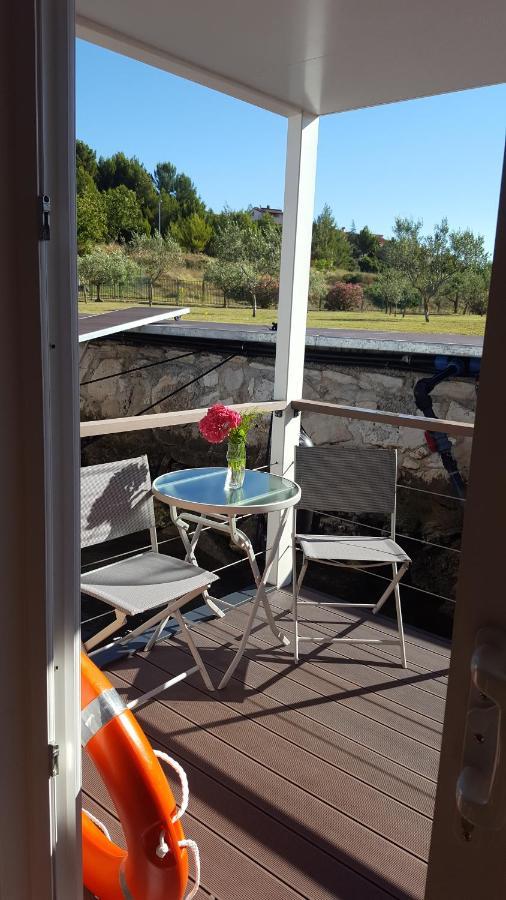Отель Hausboot Pula - Floating House Water Lily Экстерьер фото